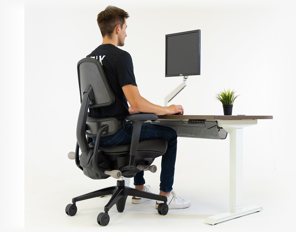 Another happy customer sitting in Anthros chair with perfect spinal alignment